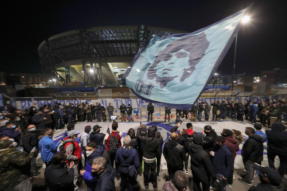 Napoli homenageia Diego Maradona