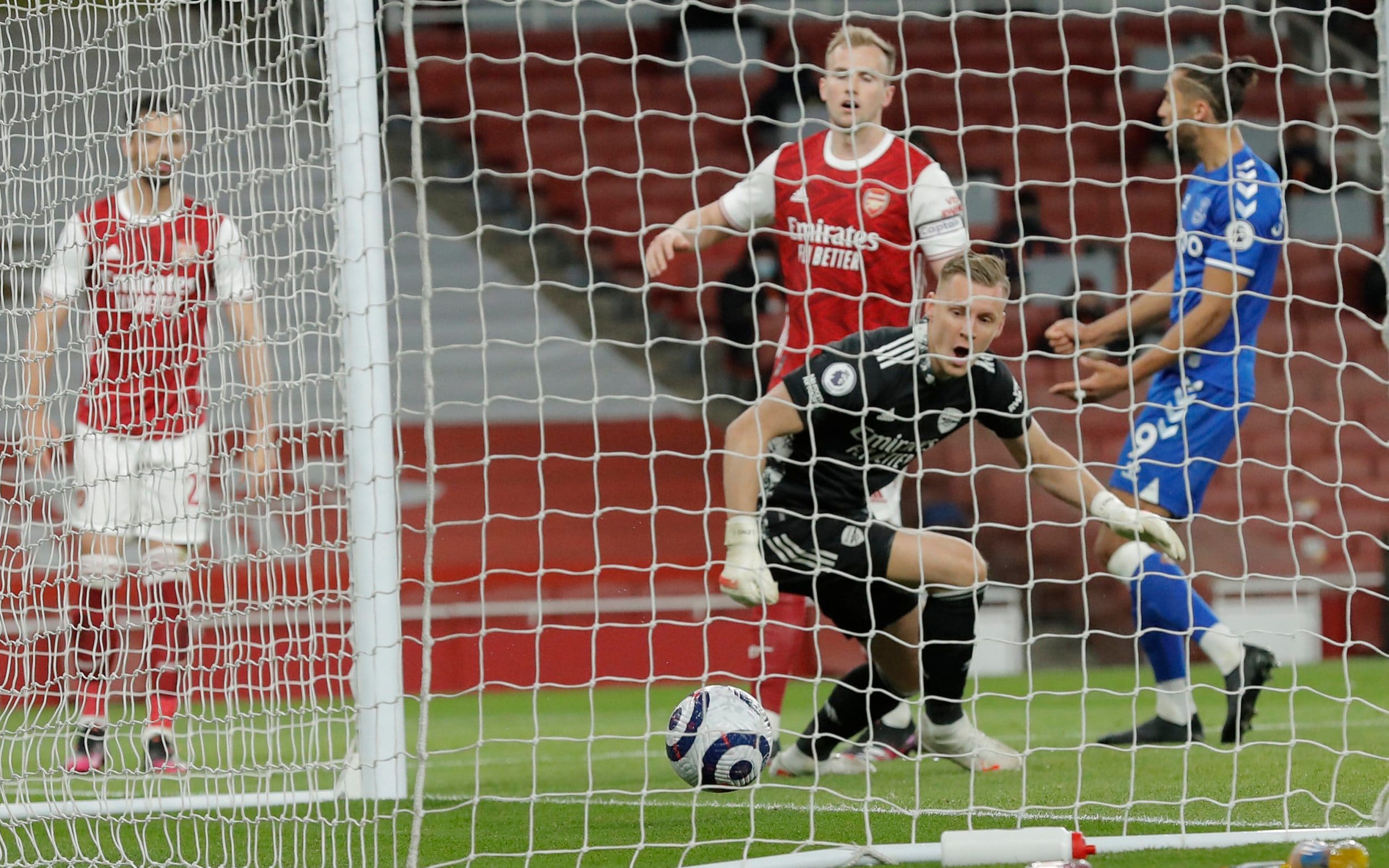 Leno faz gol contra e Everton vence Arsenal