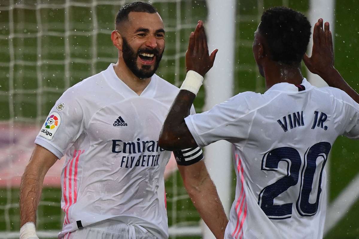 Benzema leva duas vezes o nível do Real no topo
