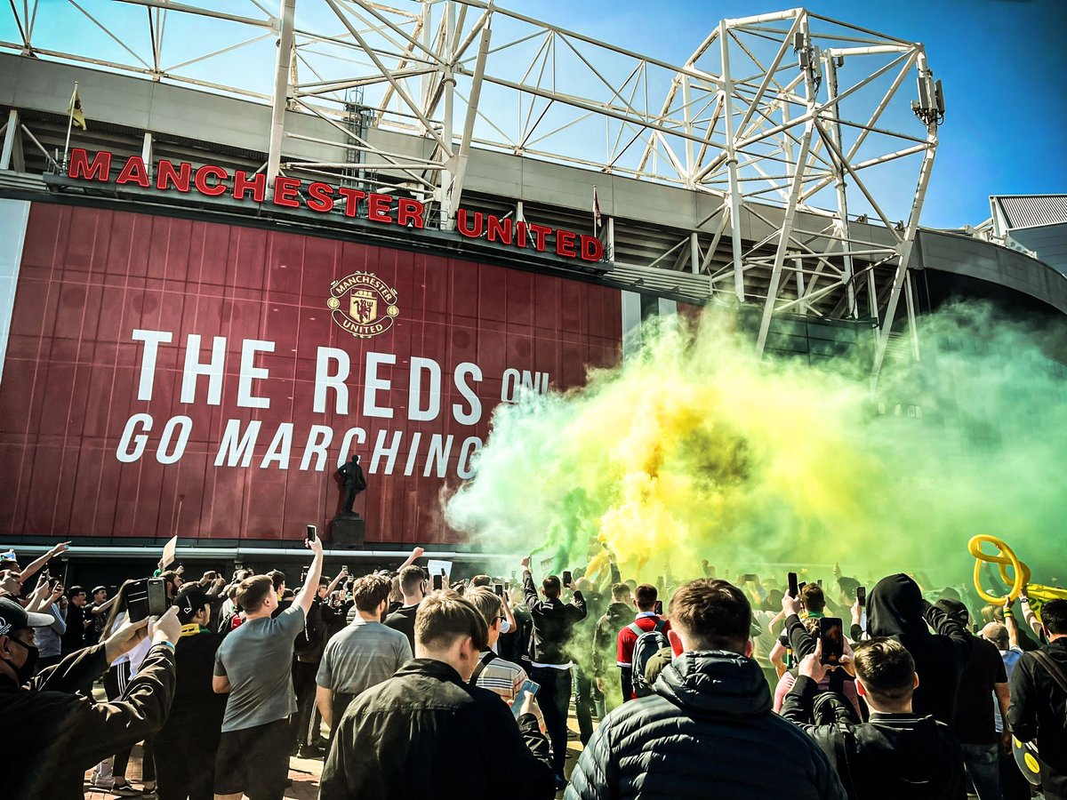 Manchester United v Liverpool: pontapé inicial adiado após protestos de torcedores no campo de Old Trafford