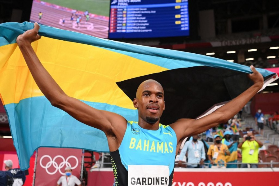 Jogos Olímpicos de Tóquio: Steven Gardiner das Bahamas ganha 400m de ouro
