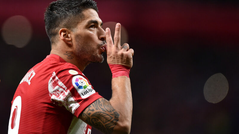 Suarez marca na vitória do Atlético contra o Barcelona