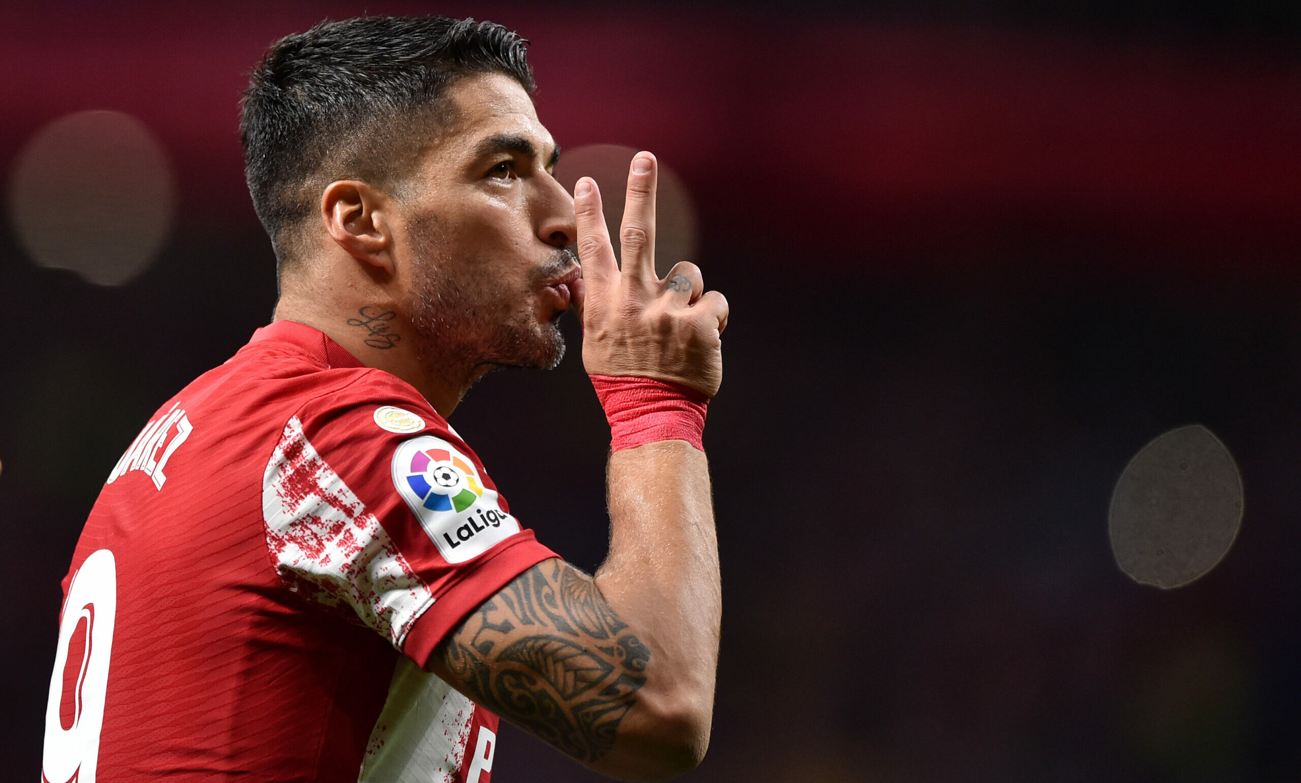Suarez marca na vitória do Atlético contra o Barcelona