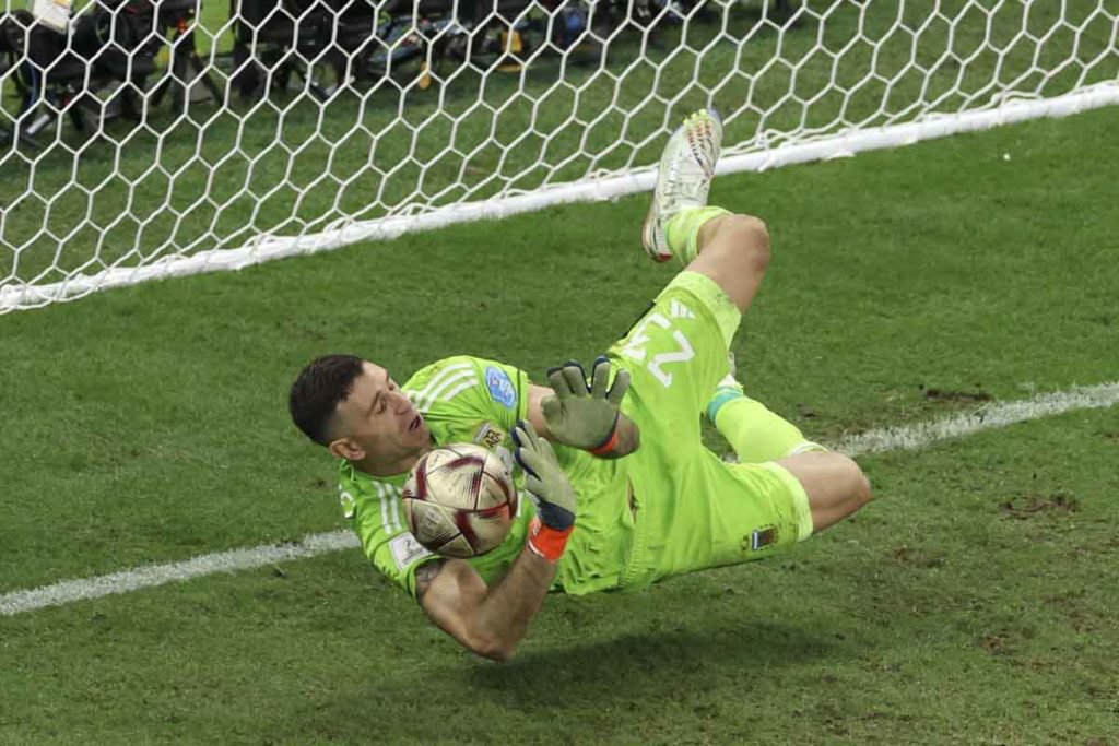 Copa do Mundo de 2022: os jogos mentais de Emiliano Martinez na disputa de pênaltis ajudam a Argentina à vitória